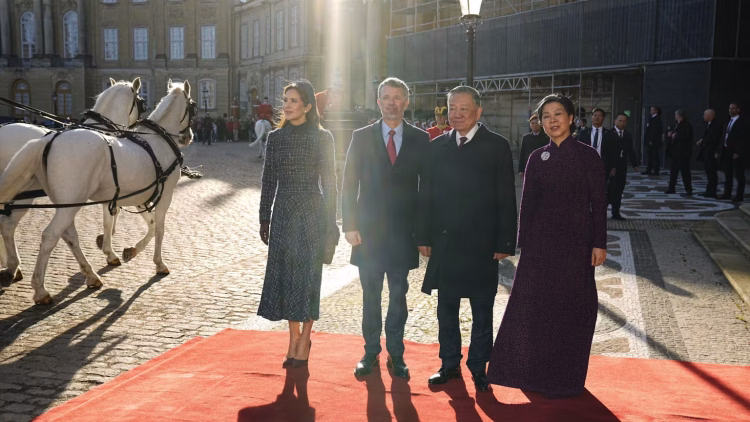 King Frederik X and Queen Mary of Denmark receive President Tô Lâm and his wife, Ngô Phương Ly, at Amalienborg Palace in Copenhagen. Photo: Thomas Traasdahl/Ritzau Scanpix.